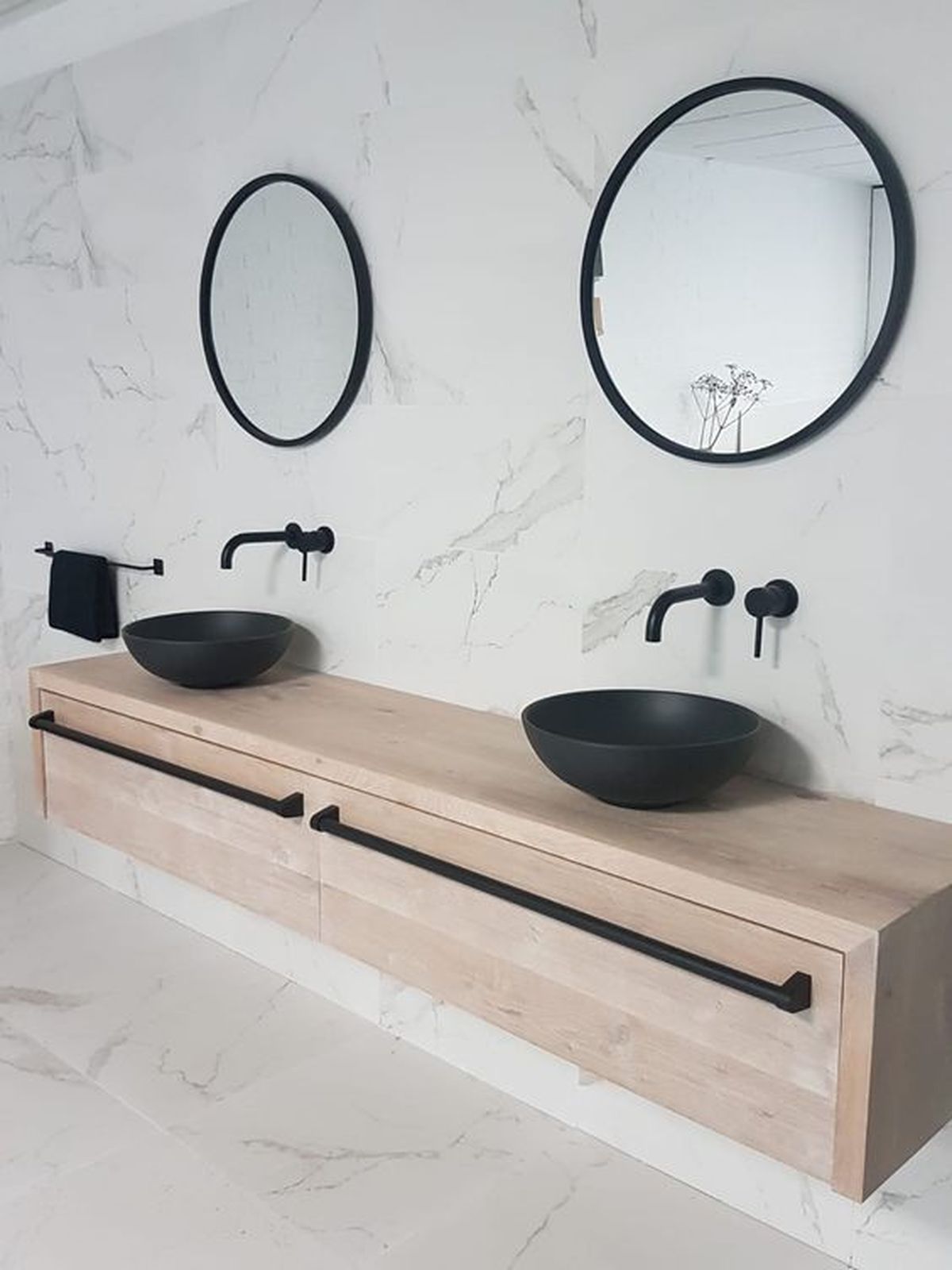 bano marmol complementos negros mate