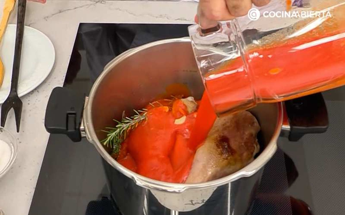 Vierte la salsa de pimientos rojos