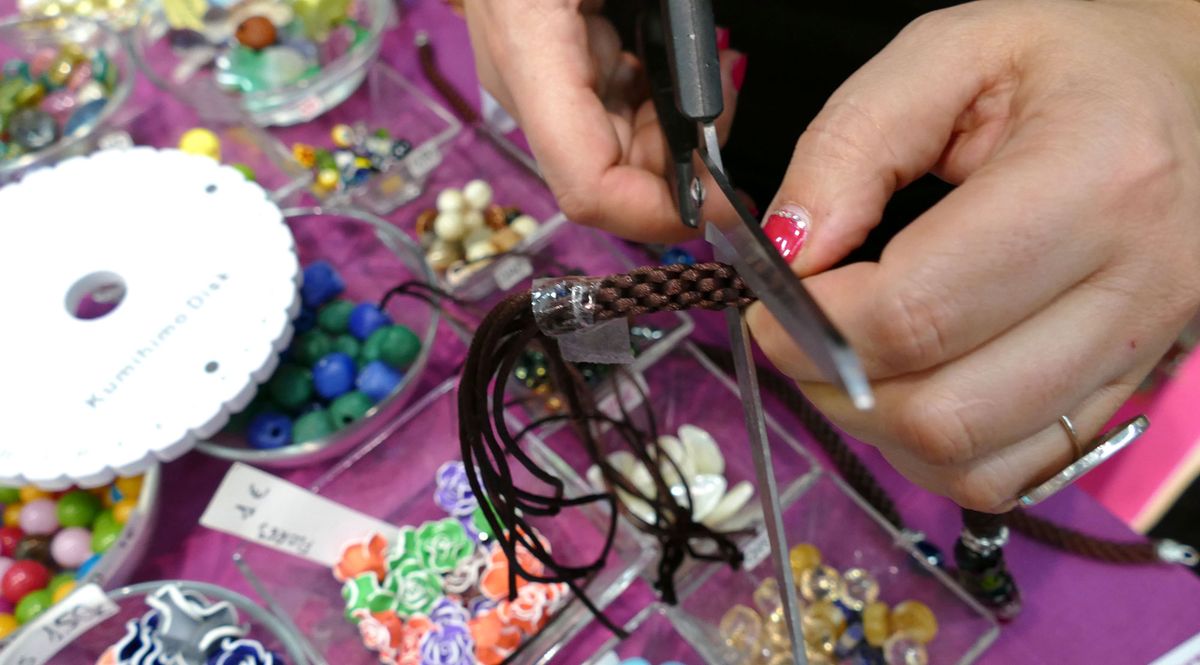 Collar Kumihimo con cuentas de cristal    paso 8