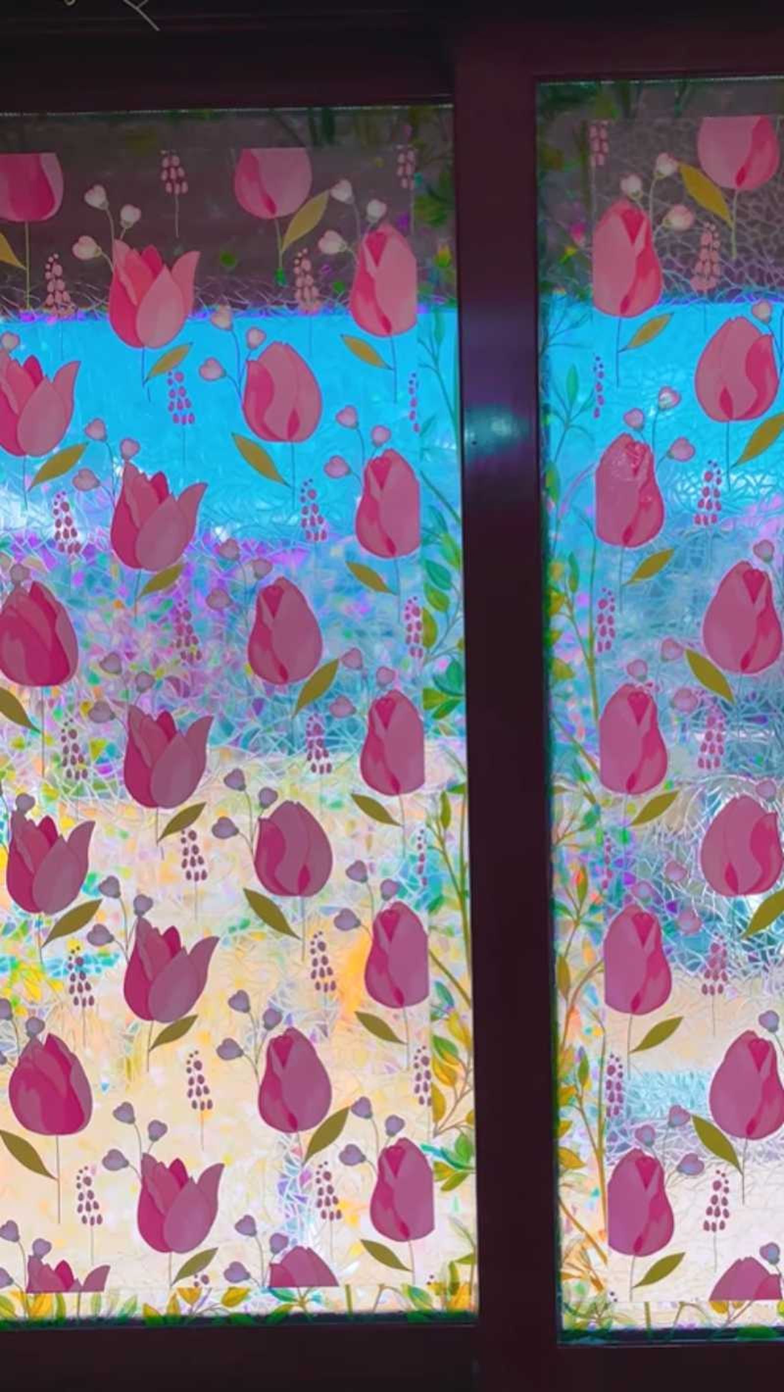 Ventanas de la cocina con vinilos holográficos.