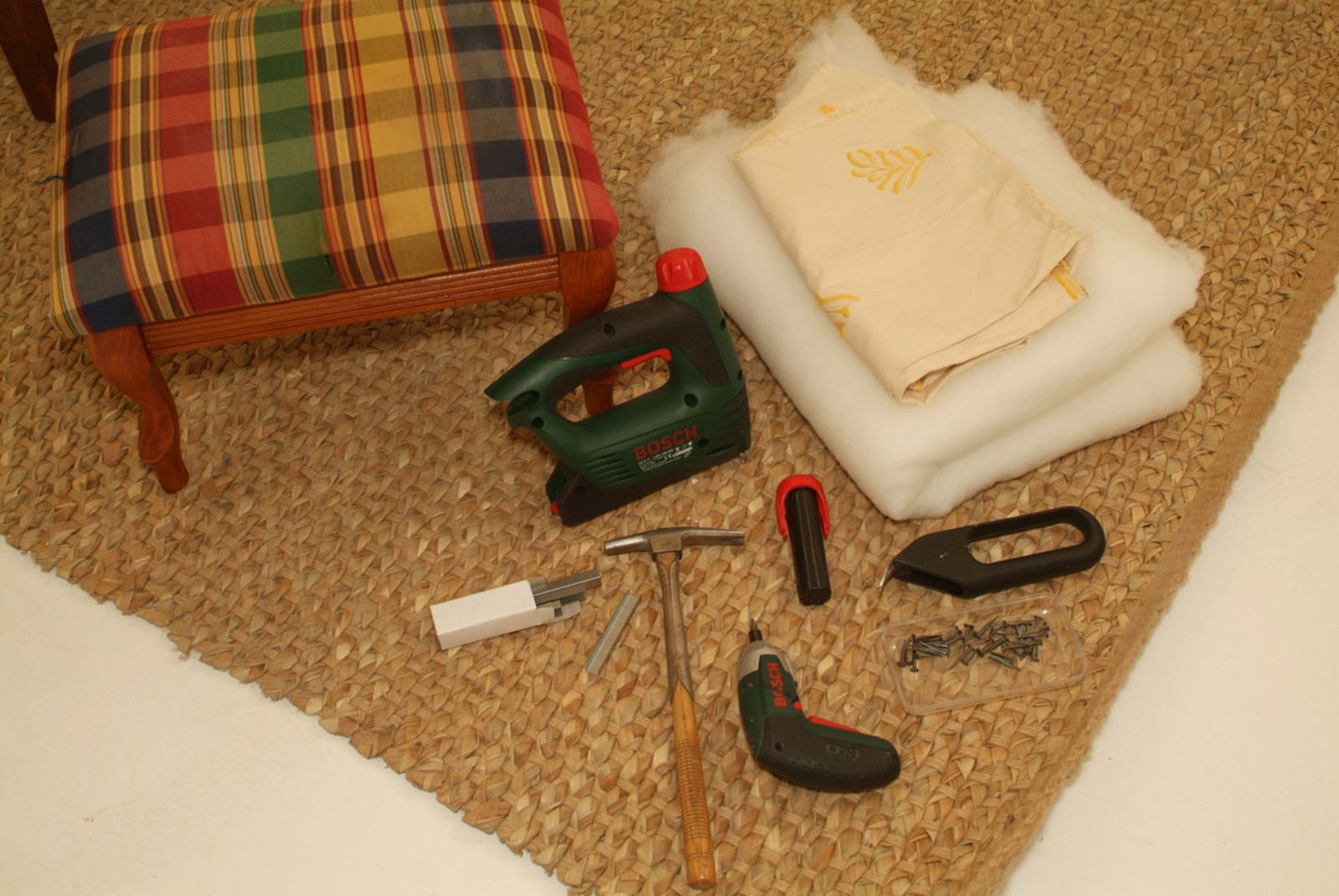 Sustituir la tapicería de un escabel