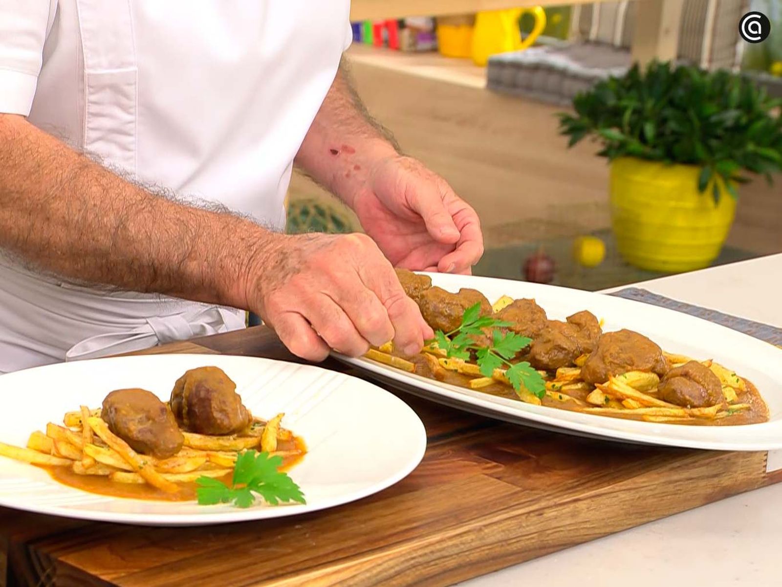 Sirve las carrilleras de cerdo en salsa al estilo de Huelva