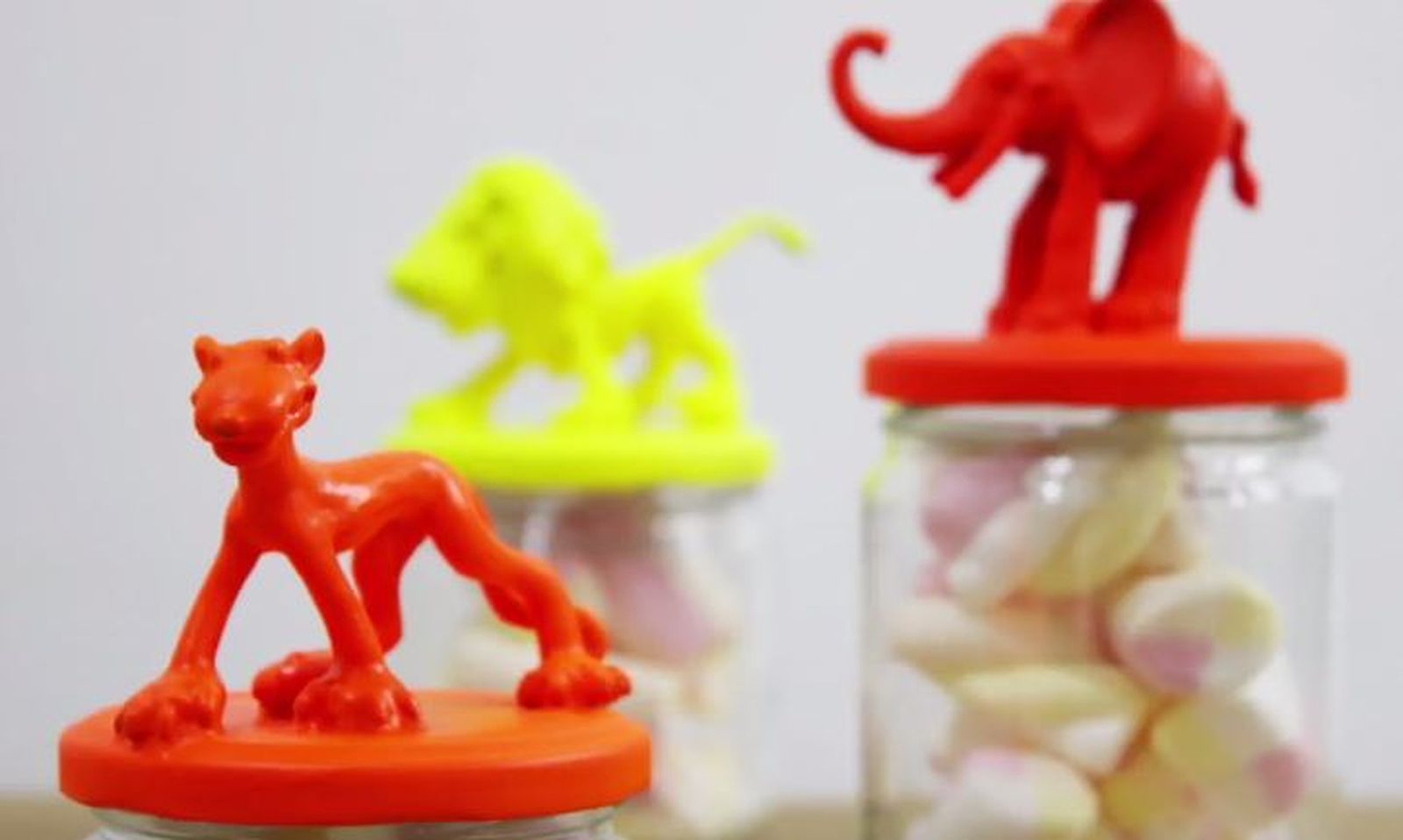 Decorar tapas de tarros de cristal con muñecos