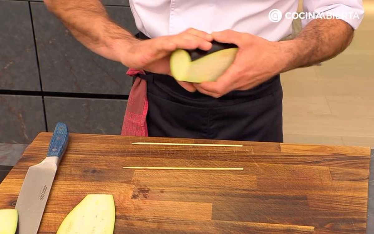 Coloca los palillos sobre la mesa.