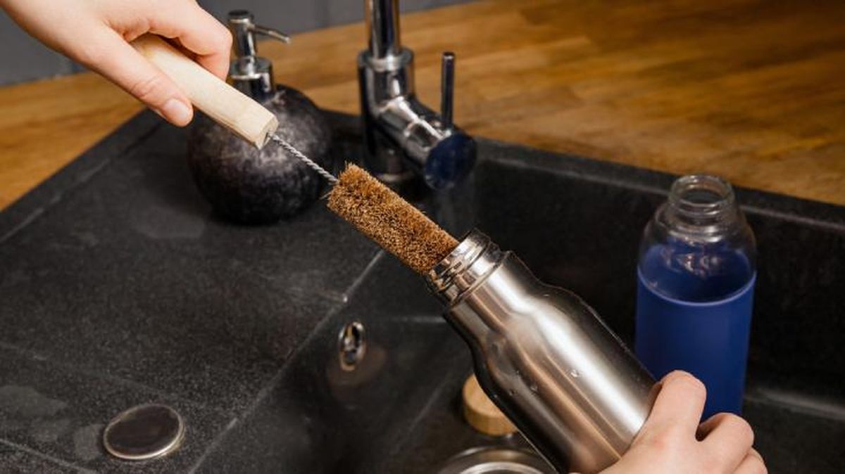 como lavar botellas de agua reutilizables