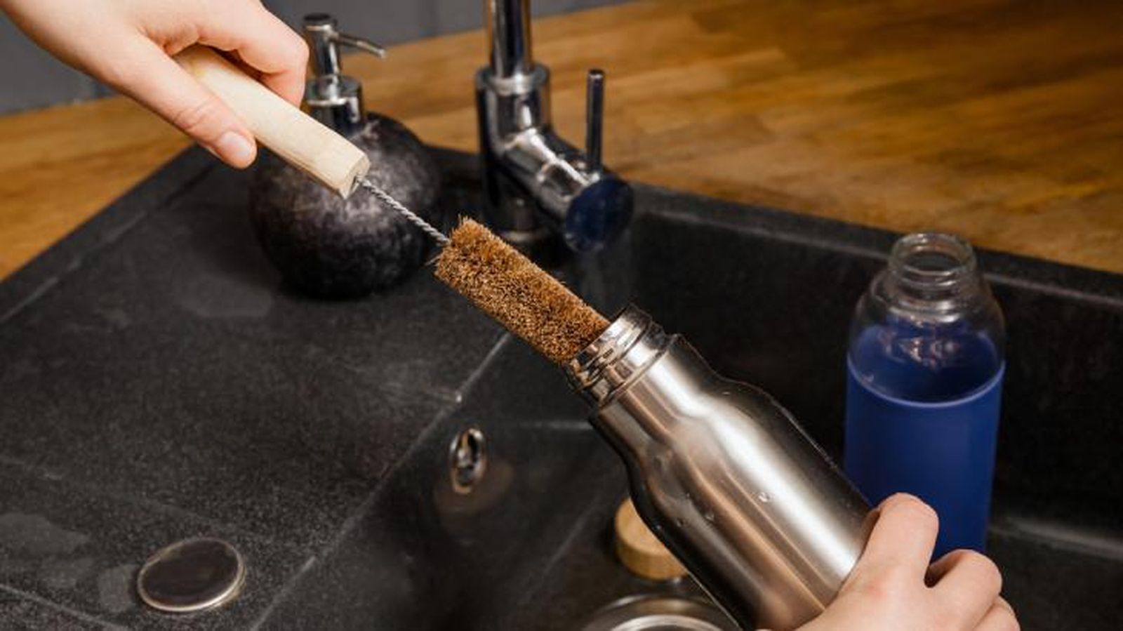 como lavar botellas de agua reutilizables