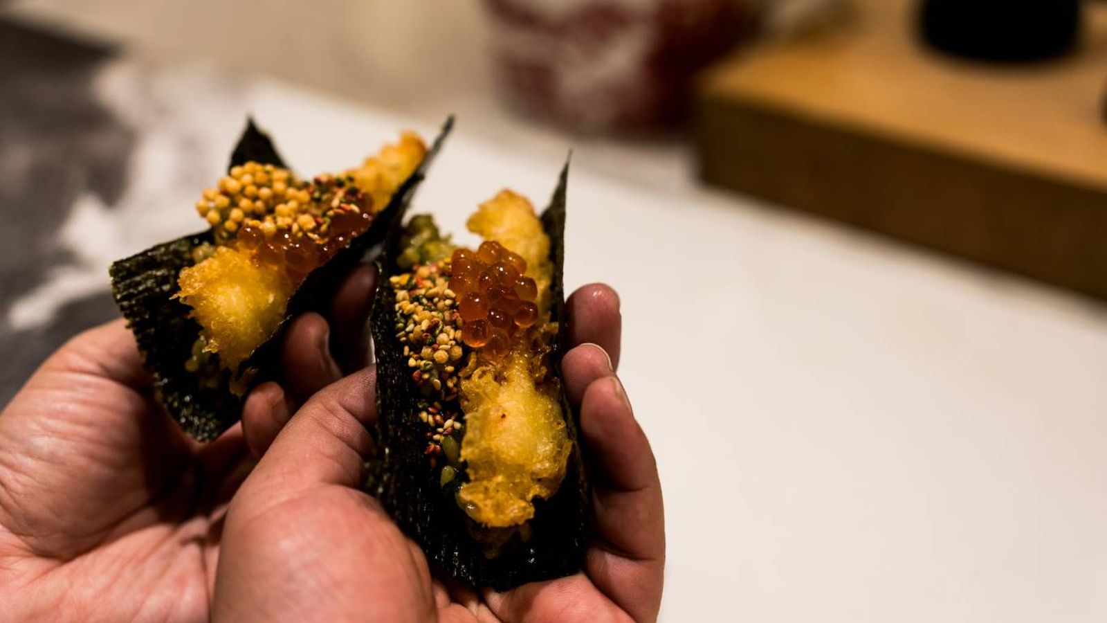 Alga nori, huevas de pescado y tempura: un ejemplo del uso sofisticado de las algas en la cocina.