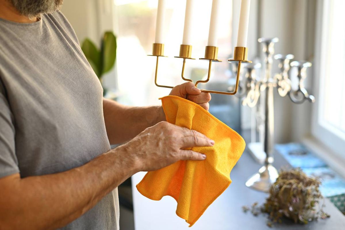 Los candelabros son susceptibles a la acumulación de polvo y cera