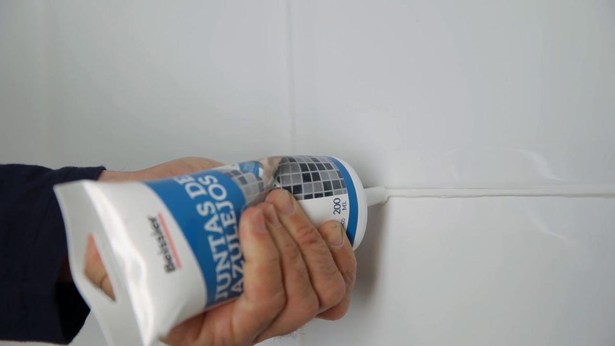 Reparar juntas desgastadas con masilla paso 3