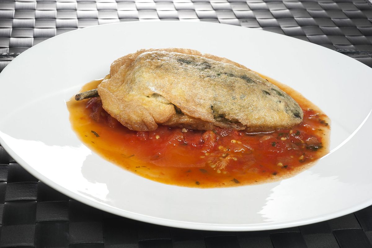 1886 Chiles rellenos con caldillo de tomate (1070) xl