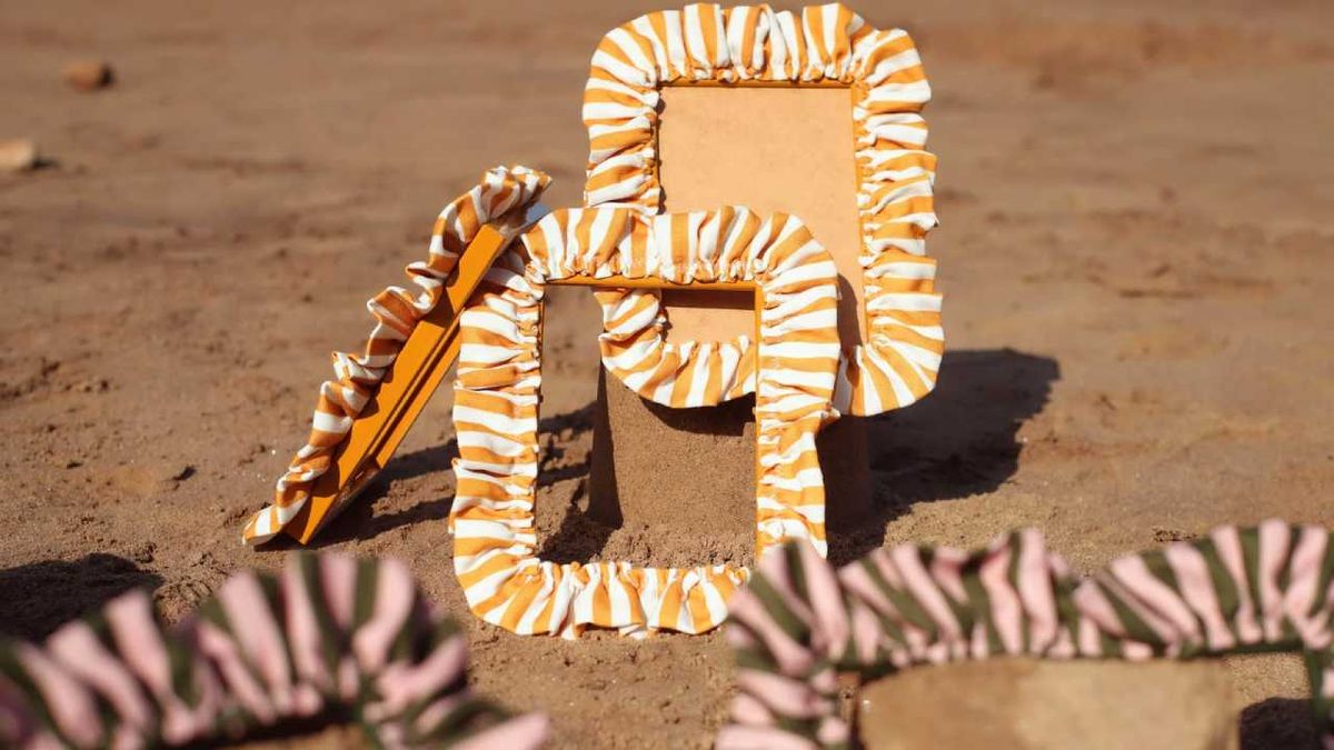 Marcos de fotos con volantes de tela.