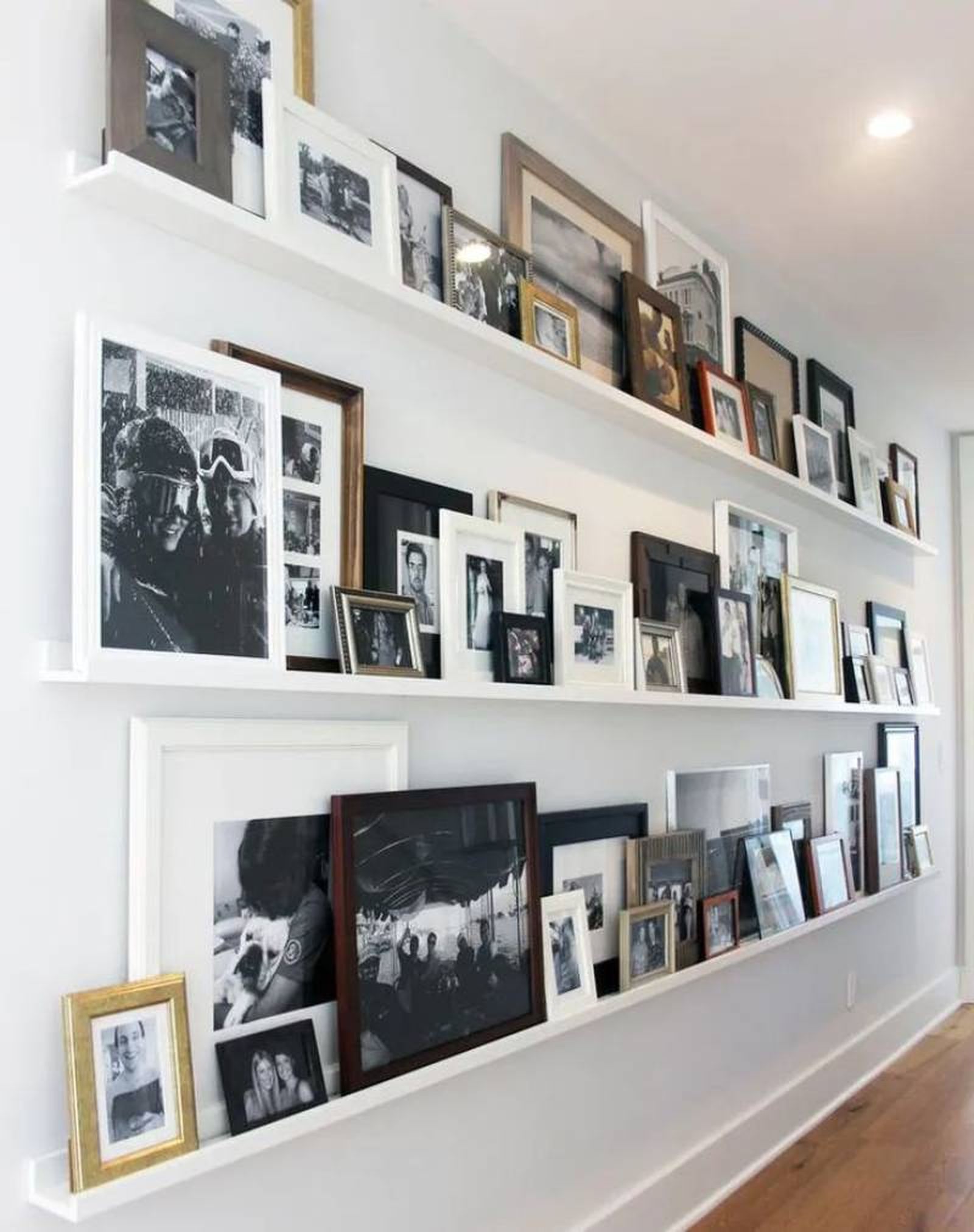 Salón hygge con decoración personalizada con fotografías.