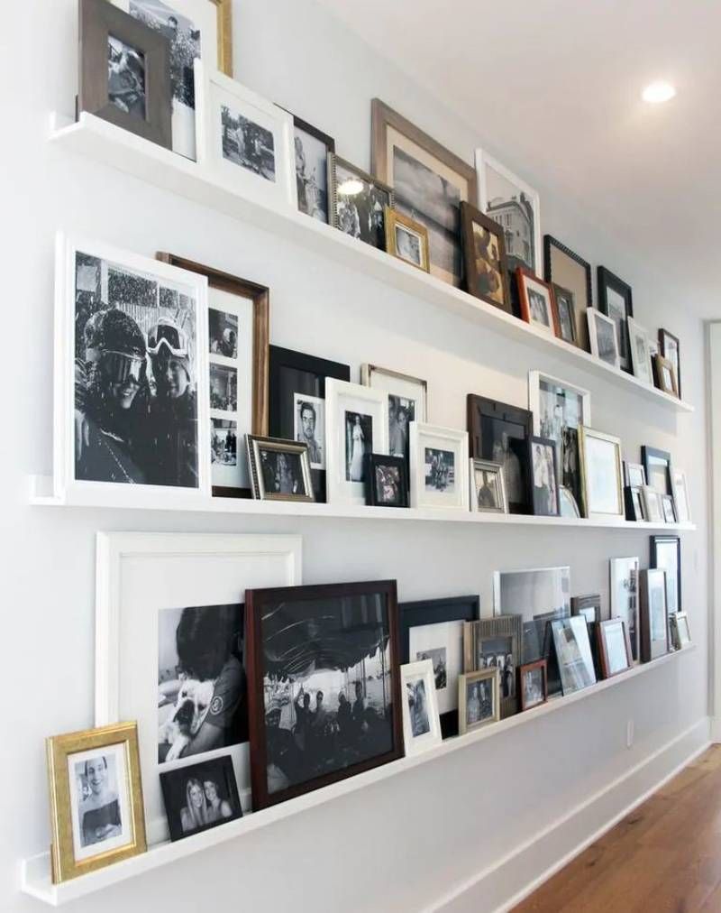 Salón hygge con decoración personalizada con fotografías.