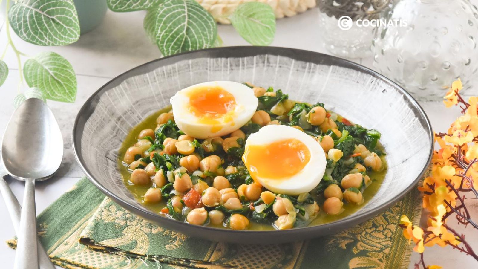 Garbanzos con espinacas y huevo