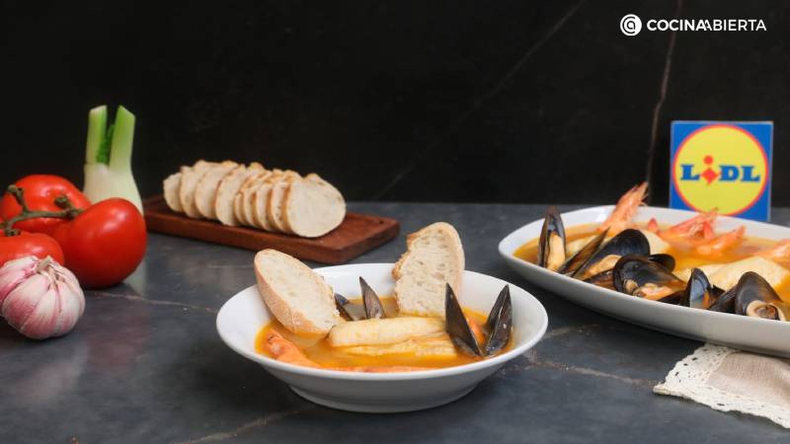 Sirve la sopa bullabesa con rebanadas de pan