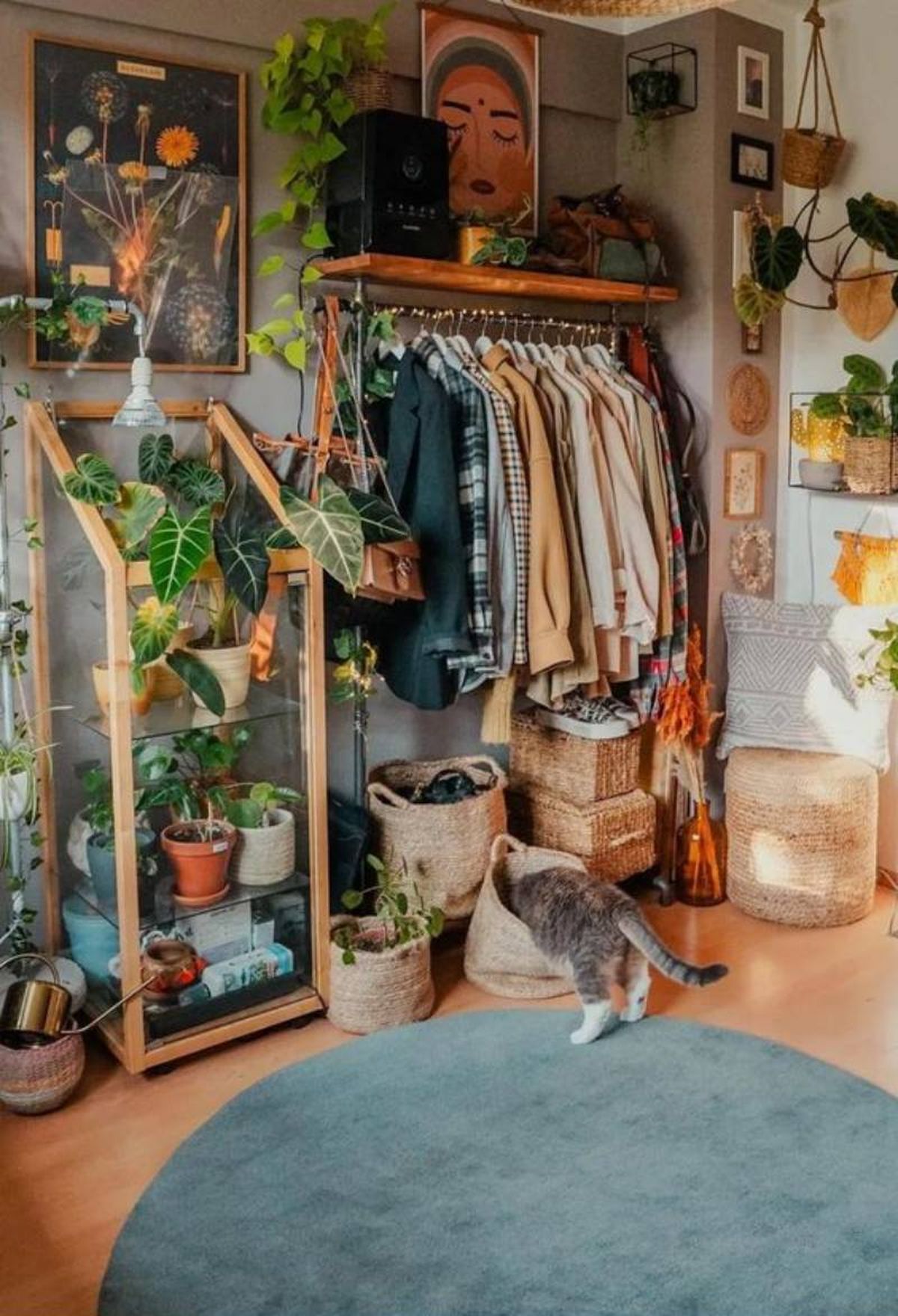 Vestidor pequeño de estilo hippie con muebles de madera y cestas de fibras naturales.