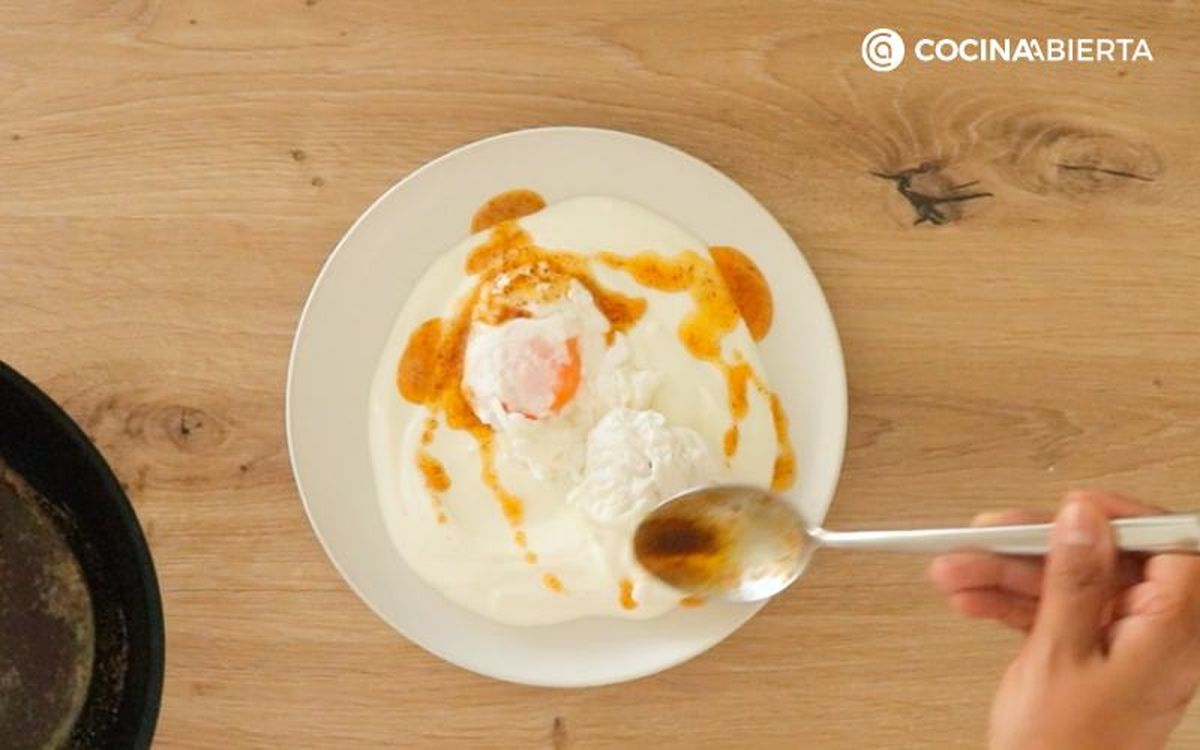 Vierte la mantequilla de pimentón