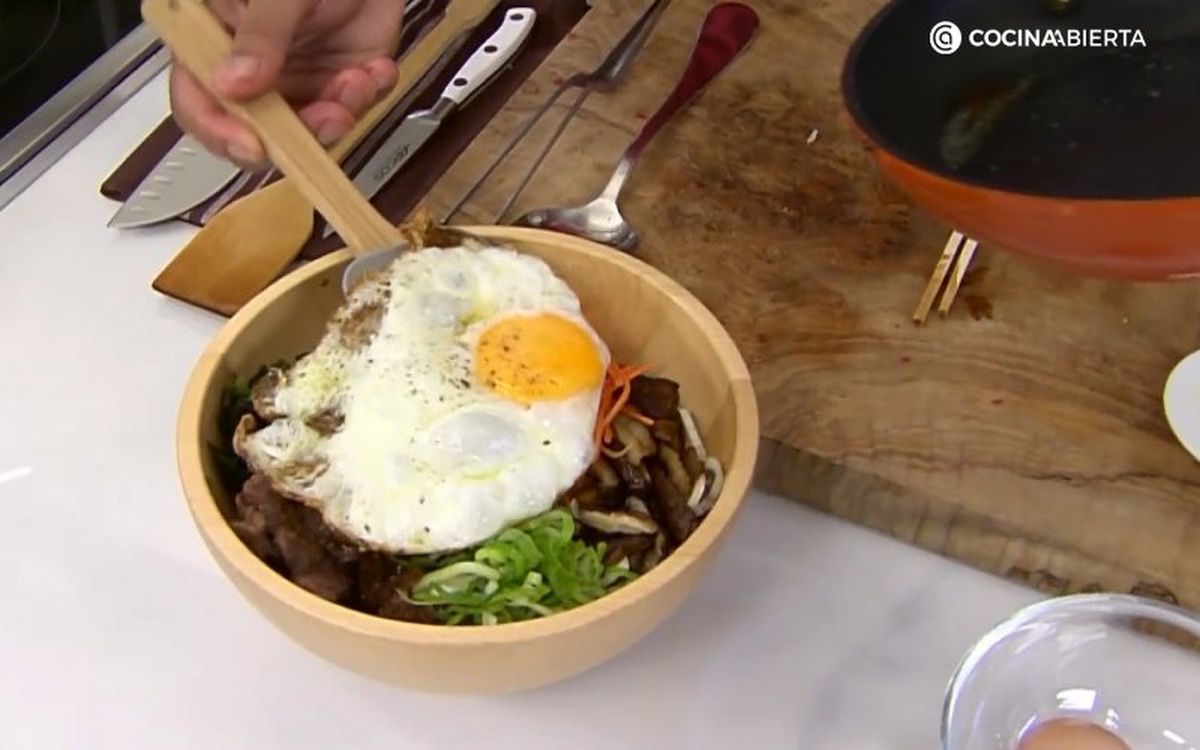 Corona tu bibimbap con un huevo frito y tendrás un plato muy completo