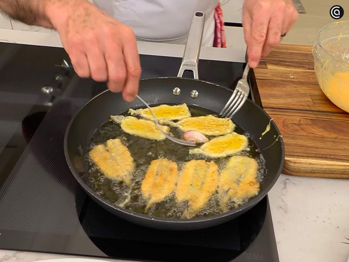 Fríe las anchoas rebozadas