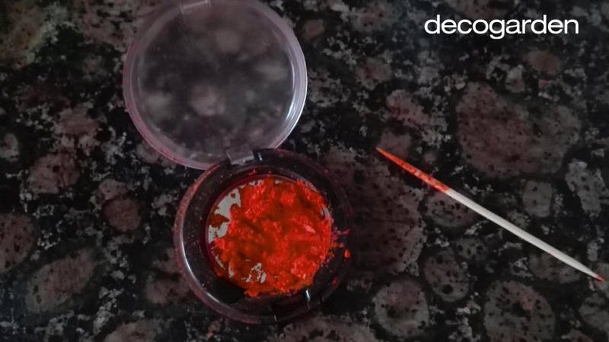 Mezclar el alcohol con la sombra de ojos rota para arreglarla.