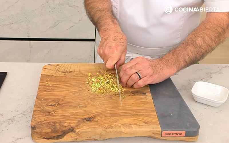 Trocea los pistachos pelados