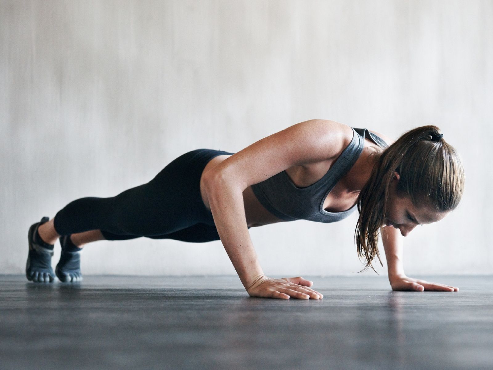 Flexiones de brazos en el suelo