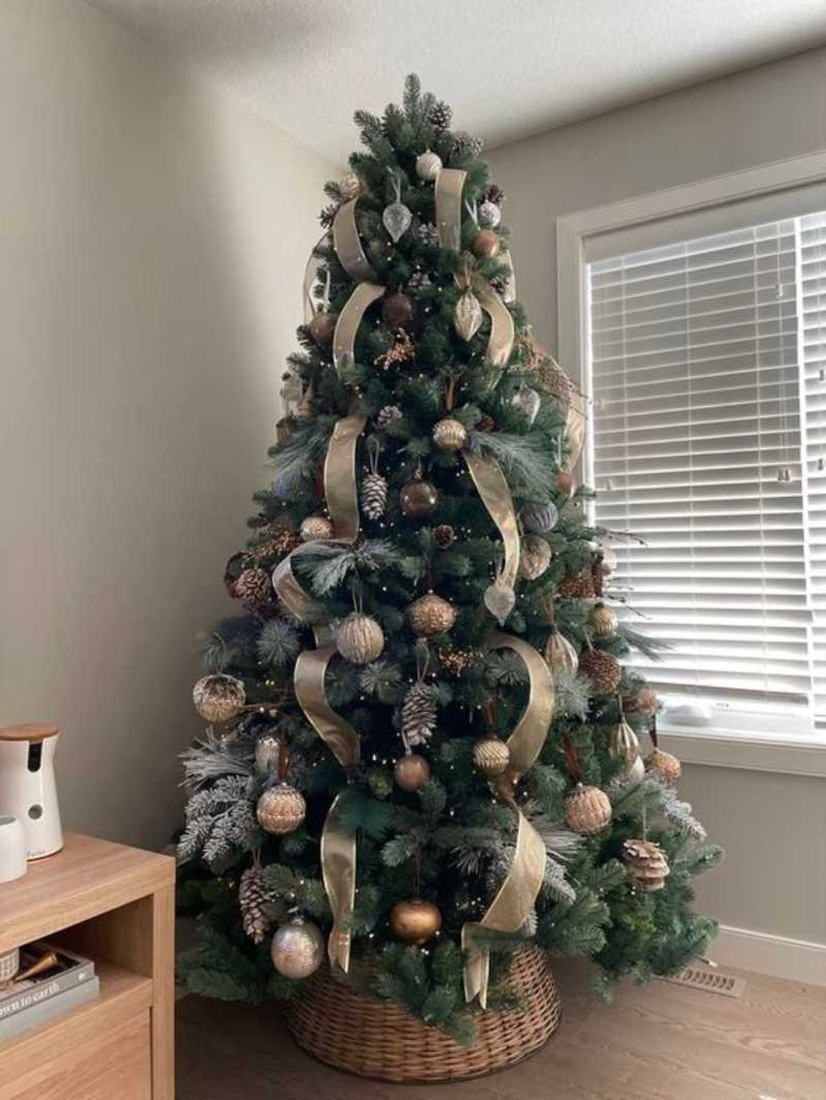 Árbol de Navidad verde con decoración acogedora.
