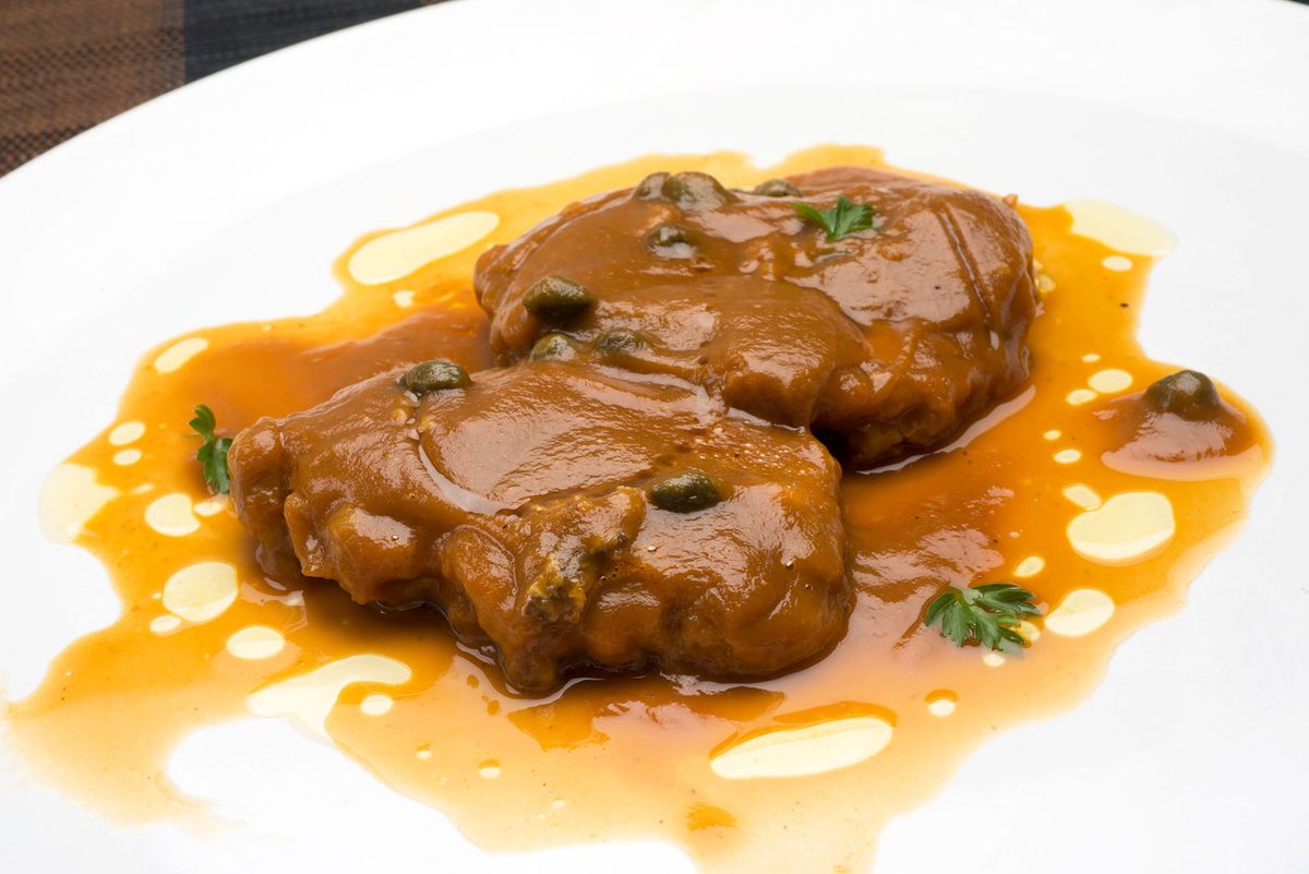 1796 Lengua en salsa con alcaparras (980) xl