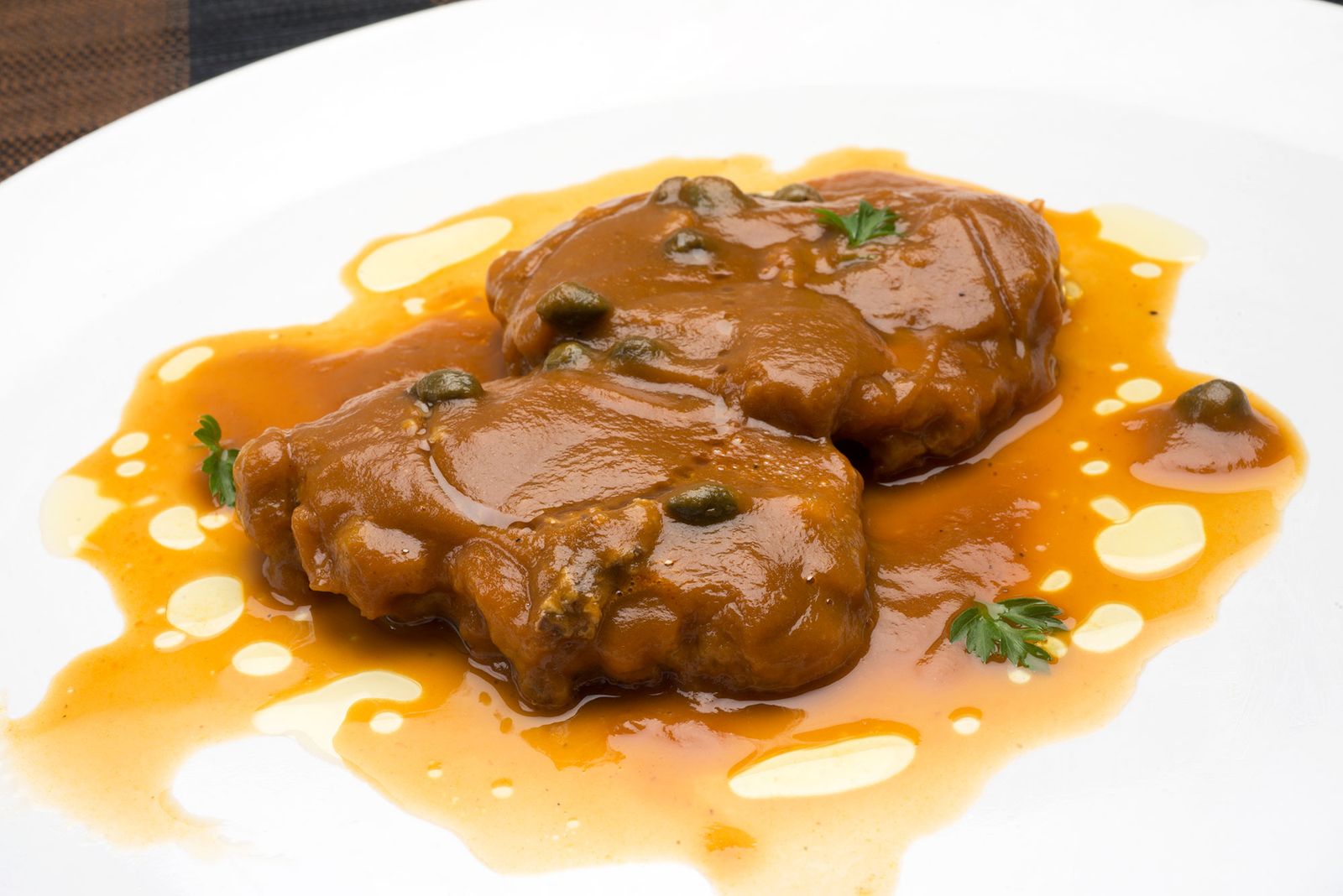 1796 Lengua en salsa con alcaparras (980) xl