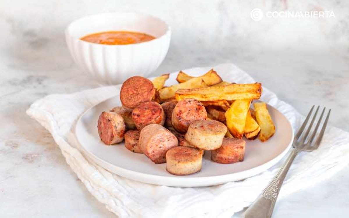 Sirve las rodajas de salchicha en un plato y acompaña con patatas