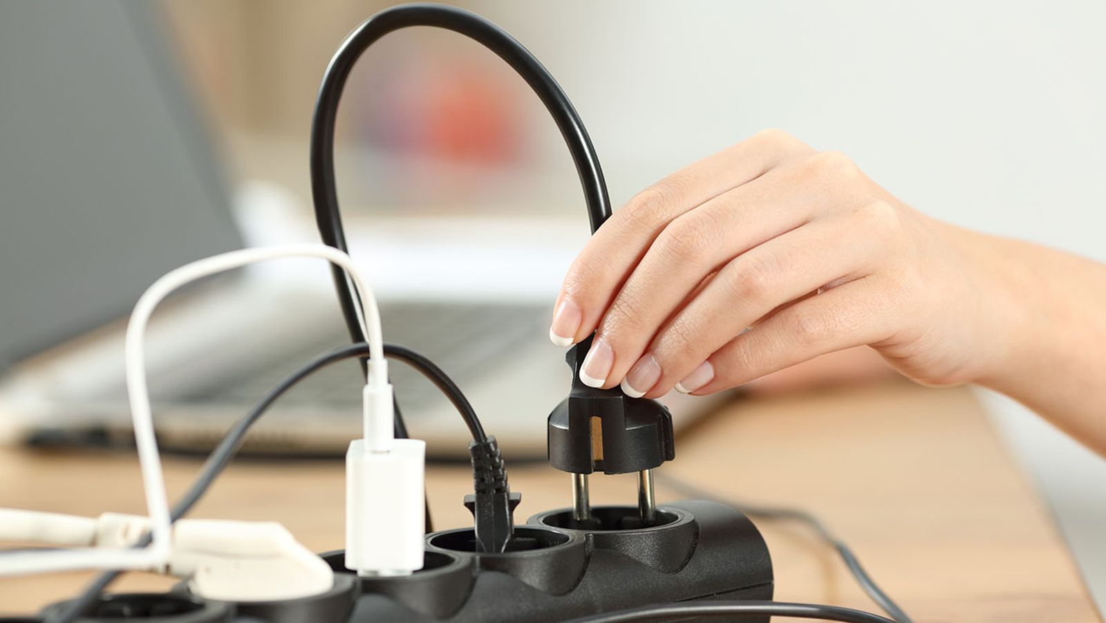 como detectar un cortocircuito en casa y consejos para evitarlo enchufe