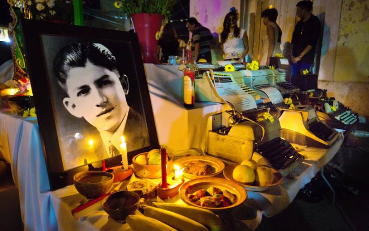 Los familiares llenan los altares de la comida favorita de sus difuntos